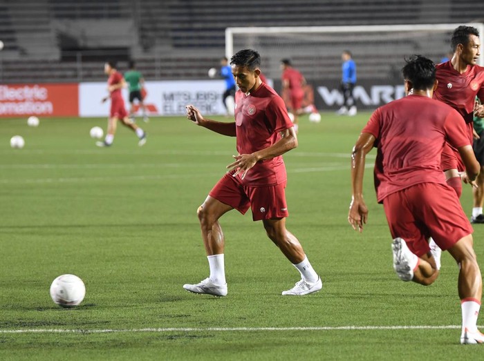 Pesepak bola Timnas Indonesia berlatih jelang laga lanjutan Grup A Piala AFF di Rizal Memorial Stadium, Manila, Filipina, Minggu (1/1/2023). Indonesia akan menghadapi Filipina pada laga terakhir babak grup yang akan menentukan kelolosan tim ke babak semifinal. ANTARA FOTO/Akbar Nugroho Gumay/rwa.