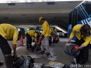 Lubang yang Bikin Pesepeda Jatuh di Semanggi Mulai Ditambal