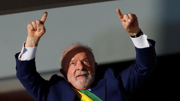 Brazil's President Luiz Inacio Lula da Silva gestures at the Planalto Palace, in Brasilia, Brazil, January 1, 2023. REUTERS/Adriano Machado