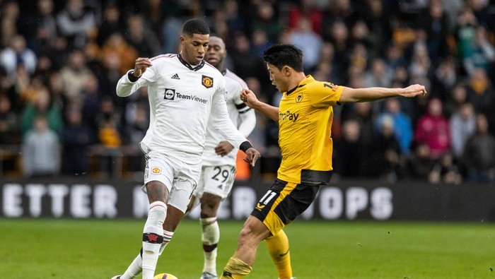 WOLVERHAMPTON, ENGLAND - DECEMBER 31: Manchester Uniteds Marcus Rashford competing with Wolverhampton Wanderers Hwang Hee-Chan (right) during the Premier League match between Wolverhampton Wanderers and Manchester United at Molineux on December 31, 2022 in Wolverhampton, England. (Photo by Andrew Kearns - CameraSport via Getty Images)