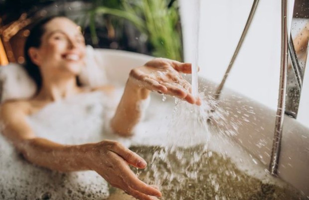 Perempuan berendam di bathtub