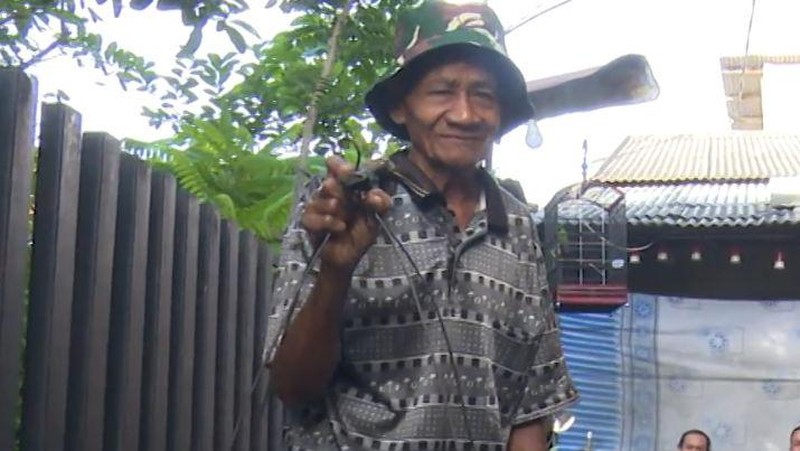 Mari Bantu Kakek Abbas, Penambal Panci yang Hidup Andalkan Sebelah Mata