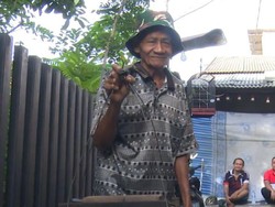 Mari Bantu Kakek Abbas, Penambal Panci yang Hidup Andalkan Sebelah Mata