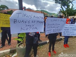 Kasus Penipuan, Massa Minta Hakim Hukum Berat Eks Anggota DPRD Jabar