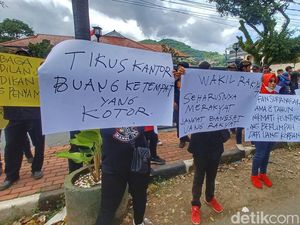 Kasus Penipuan, Massa Minta Hakim Hukum Berat Eks Anggota DPRD Jabar Kasus Penipuan, Massa Minta Hakim Hukum Berat Eks Anggota DPRD Jabar