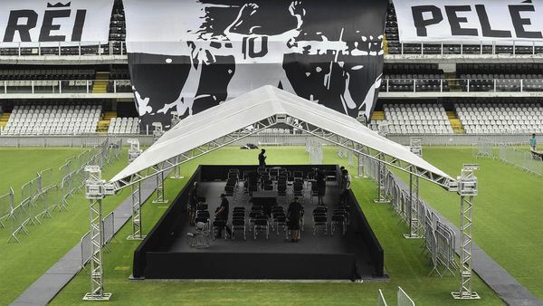 Melihat Persiapan Upacara Persemayaman Pele di Stadion Vila Belmiro