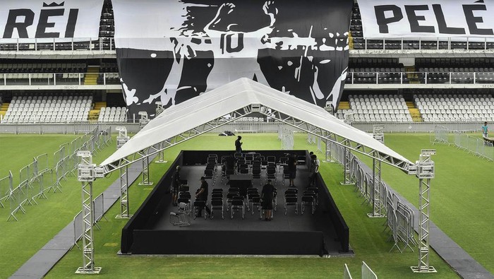Melihat Persiapan Upacara Persemayaman Pele di Stadion Vila Belmiro Jenazah Pele akan disemayamkan di Stadion Vila Belmiro, Santos, Brasil. Warga pun bisa memberikan penghormatan sebelum jenazah legenda Brasil itu dimakamkan.