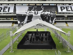 Melihat Persiapan Upacara Persemayaman Pele di Stadion Vila Belmiro Melihat Persiapan Upacara Persemayaman Pele di Stadion Vila Belmiro