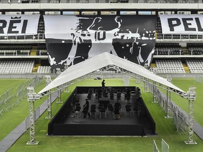 Melihat Persiapan Upacara Persemayaman Pele di Stadion Vila Belmiro