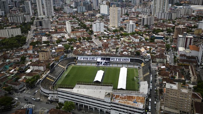 Melihat Persiapan Upacara Persemayaman Pele di Stadion Vila Belmiro Jenazah Pele akan disemayamkan di Stadion Vila Belmiro, Santos, Brasil. Warga pun bisa memberikan penghormatan sebelum jenazah legenda Brasil itu dimakamkan.