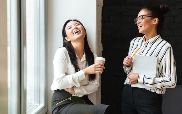 Dua orang sedang mengobrol