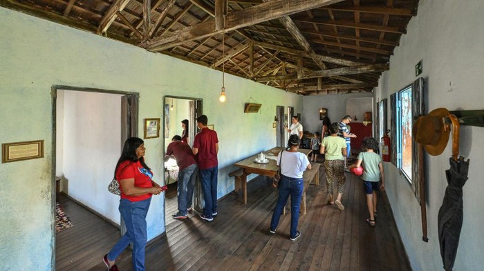 Mengunjungi Rumah Masa Kecil Pele di Tres Coracoes Brasil TRES CORACOES, BRAZIL - JANUARY 1: Visitors tour around Casa Pele, a replica of the house where late Brazil's football legend was born and which was built according to the memories of his mother, Celeste Arantes, in Tres Coracoes, state of Minas Gerais, Brazil, on January 1, 2023 in Tres Coracoes, Brazil. Brazilian football icon Edson Arantes do Nascimento, better known as Pele, died on December 29, 2022 aged 82 after a battle with cancer in Sao Paulo, Brazil. The three-time World Cup champion with Brazil is considered one of the greatest football legends of all time. (Photo by Pedro Vilela/Getty Images)