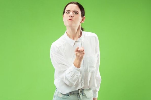 Perempuan berwajah marah