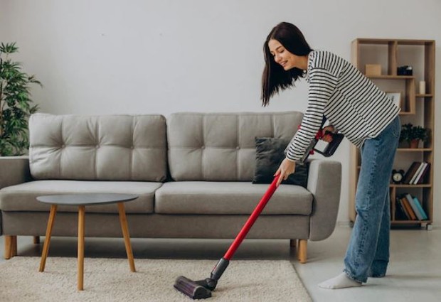 Perempuan merapikan rumah