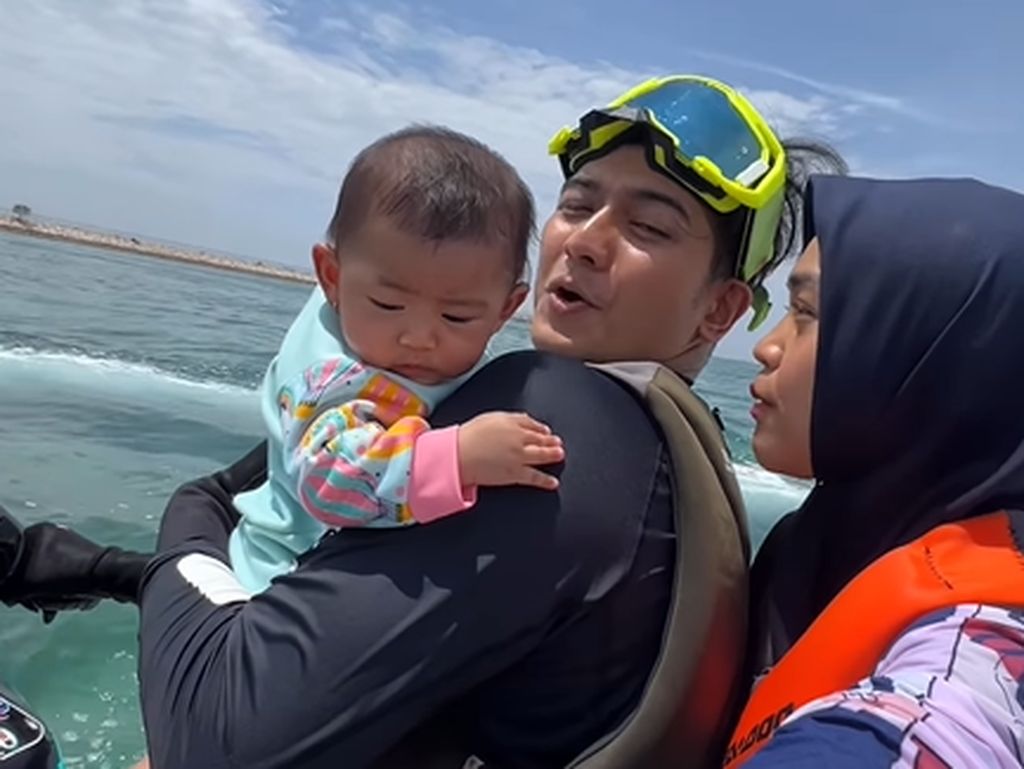 Media Asing Soroti Aksi Ria Ricis Bawa Bayi 5 Bulan Naik Jet Ski