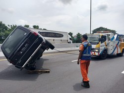 Mobil Panther Terguling di Tol Sidoarjo-Waru Dievakuasi