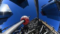 Menikmati Karya Instalasi Bola Menyala di Times Square New York!