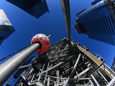 Menikmati Karya Instalasi Bola Menyala di Times Square New York!