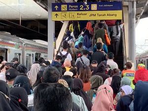 Padatnya Stasiun Tanah Abang di Senin Pertama Tahun 2023
