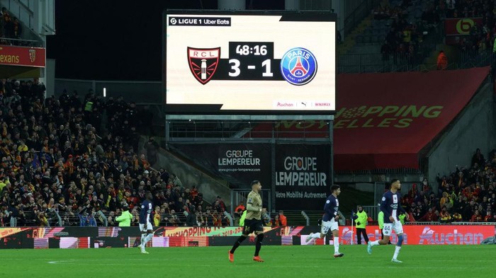 LENS, FRANCE - JANUARY 01: Illustration display score of the game during the Ligue 1 match between RC Lens and Paris Saint-Germain at Stade Bollaert-Delelis on January 01, 2023 in Lens, France. (Photo by Xavier Laine/Getty Images)
