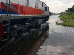 Banjir Rendam Rel KA Jalur Prupuk-Slawi, Begini Penjelasan KAI