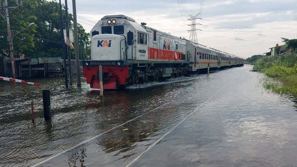 Pelan-pelan, Kereta Mulai Melaju Tembus Banjir di Semarang