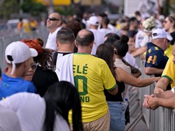 Rakyat Brasil Menuntun Pele ke Peristirahatan Terakhirnya