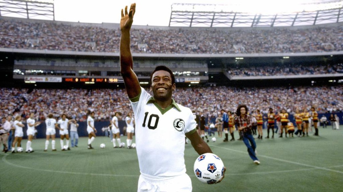 Pele juga memakai nomor 10 saat membela New York Cosmos. Foto: Sports Illustrated via Getty Ima/George Tiedemann