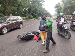 Minyak Goreng Tercecer di Frontage A Yani, Banyak Pemotor Jatuh Terpeleset