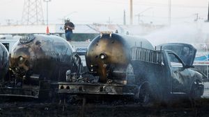 Sisa-sisa Truk Tanki yang Terbakar di Pom Bensin Meksiko