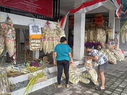 Penjual Hiasan Penjor di Karangasem Raup Cuan Jelang Galungan