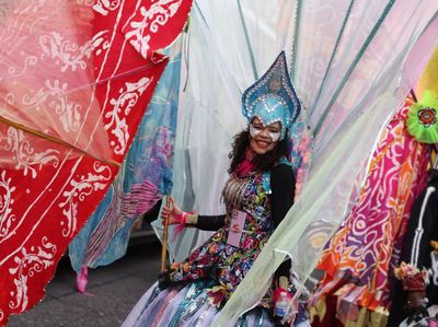 Pesta Kostum hingga Drumband Ramaikan Tahun Baru di Jalanan London