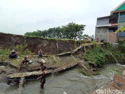 Plengsengan Sepanjang 20 Meter di Kota Blitar Ambrol Akibat Hujan Deras