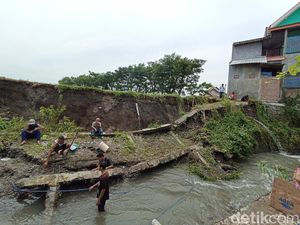 Plengsengan Sepanjang 20 Meter di Kota Blitar Ambrol Akibat Hujan Deras Plengsengan Sepanjang 20 Meter di Kota Blitar Ambrol Akibat Hujan Deras