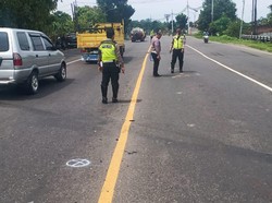 Kurang Hari-hati Pindah Lajur, Pemotor di Mojokerto Tewas Tertabrak Mobil
