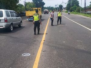 Kurang Hari-hati Pindah Lajur, Pemotor di Mojokerto Tewas Tertabrak Mobil Kurang Hari-hati Pindah Lajur, Pemotor di Mojokerto Tewas Tertabrak Mobil