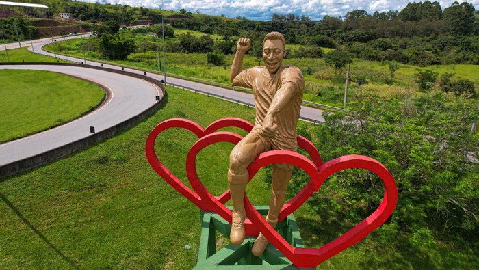 Potret Patung Pele di Kampung Halamannya untuk Mengenang Sang Raja TRES CORACOES, BRAZIL - JANUARY 1: Aerial view of the statue in honour of Brazil's football legend Edson Arantes do Nascimento 'Pele' lifted in his hometown Tres Coracoes, state of Minas Gerais, Brazil, taken on January 1, 2023 in Tres Coracoes, Brazil. Brazilian football icon Edson Arantes do Nascimento, better known as Pele, died on December 29, 2022 aged 82 after a battle with cancer in Sao Paulo, Brazil. The three-time World Cup champion with Brazil is considered one of the greatest football legends of all time. (Photo by Pedro Vilela/Getty Images)