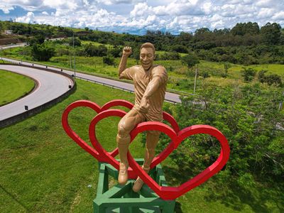 Monumen Pele di Kampung Halaman untuk Mengenang Sang Raja