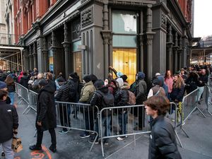 Saat Warga AS Ramai-ramai Serbu Apotek Ganja Pertama di New York Saat Warga AS Ramai-ramai Serbu Apotek Ganja Pertama di New York