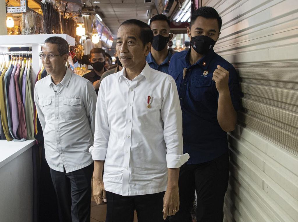 PPKM Berakhir, Jokowi Blusukan ke Tanah Abang Tanpa Masker PPKM Berakhir, Jokowi Blusukan ke Tanah Abang Tanpa Masker