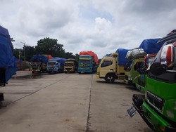 Cuaca Buruk, Puluhan Truk 9 Hari Tertahan di Pelabuhan Bolok