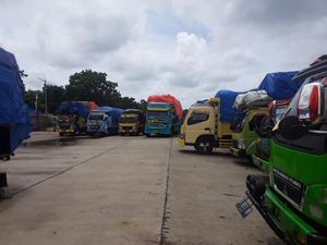 Cuaca Buruk, Puluhan Truk 9 Hari Tertahan di Pelabuhan Bolok Cuaca Buruk, Puluhan Truk 9 Hari Tertahan di Pelabuhan Bolok