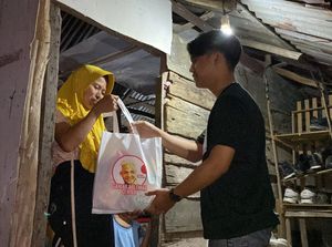 Relawan Ganjar Bagikan Sembako Door to Door ke Warga Baturaja Sumsel