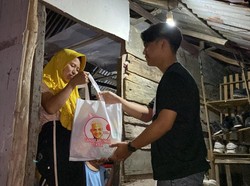 Relawan Ganjar Bagikan Sembako Door to Door ke Warga Baturaja Sumsel