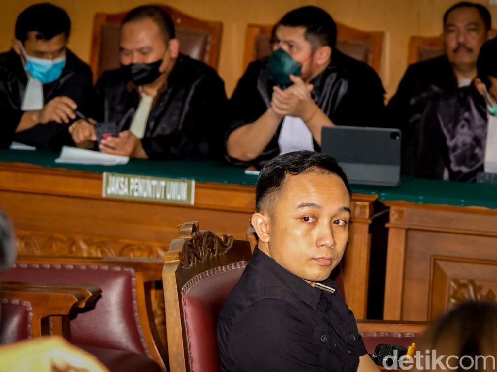Ricky Rizal Eks Ajudan Ferdy Sambo Dituntut 8 Tahun Penjara