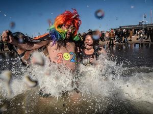 Sambut Tahun Baru, Warga AS Ramai-ramai Berenang di Samudra Atlantik