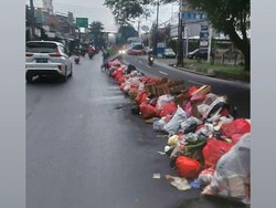 Viral Sampah Antre di Tengah Jalan di Ciledug, DLH Soroti Perilaku Warga