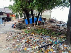 15 Ton Sampah Terbawa Banjir Besar Maros Penuhi Bibir Pantai Kuri Caddi