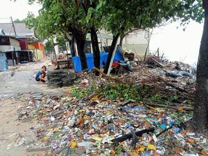 15 Ton Sampah Terbawa Banjir Besar Maros Penuhi Bibir Pantai Kuri Caddi 15 Ton Sampah Terbawa Banjir Besar Maros Penuhi Bibir Pantai Kuri Caddi