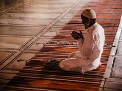 8 Cara Mendapatkan Malam Lailatul Qadar Menurut Hadits